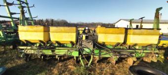 Сеялка пропашная пневматиическая John Deere 1750 - 8 рядная. foto 2