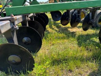 Дисковый глубокорыхлитель John Deere 2700  на 7 стоек foto 5
