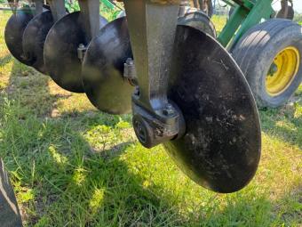 Дисковый глубокорыхлитель John Deere 2700  на 7 стоек foto 6