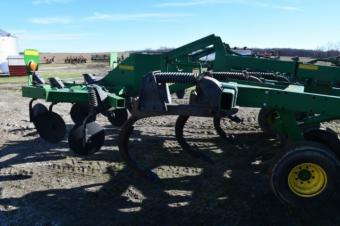 Дисковый глубокорыхлитель John Deere 2700  на 7 стоек foto 20