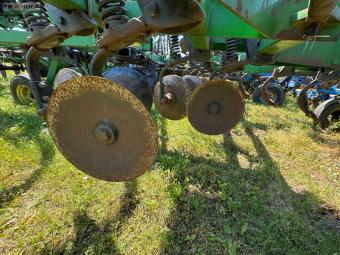 Дисковый глубокорыхлитель John Deere 2700 на 7 стоек foto 11