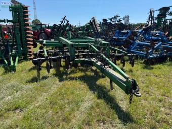 Дисковый глубокорыхлитель John Deere 2700 на 7 стоек